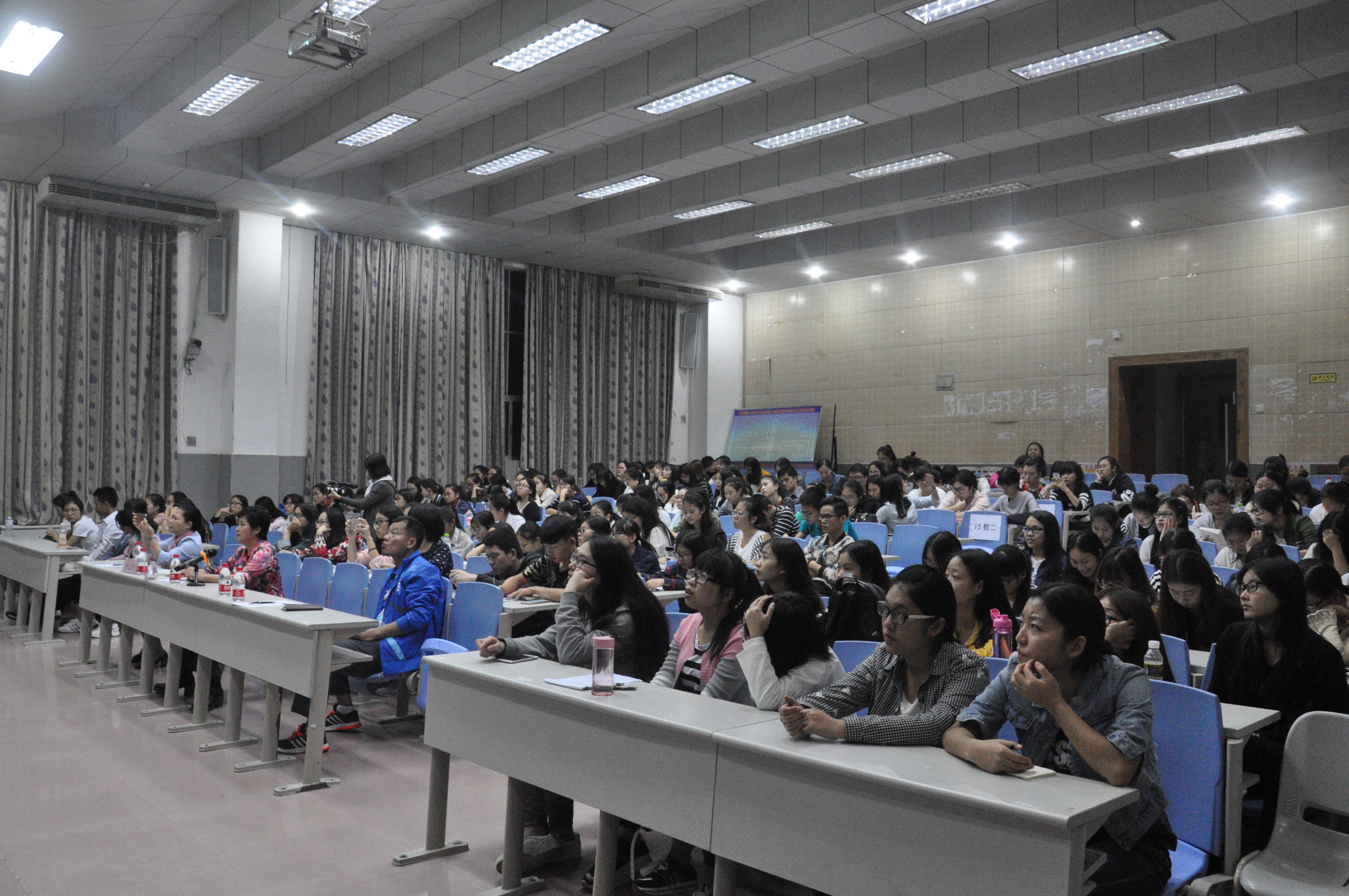 优化师生关系 共构和谐课堂――初等教育学院“名师讲坛”活动