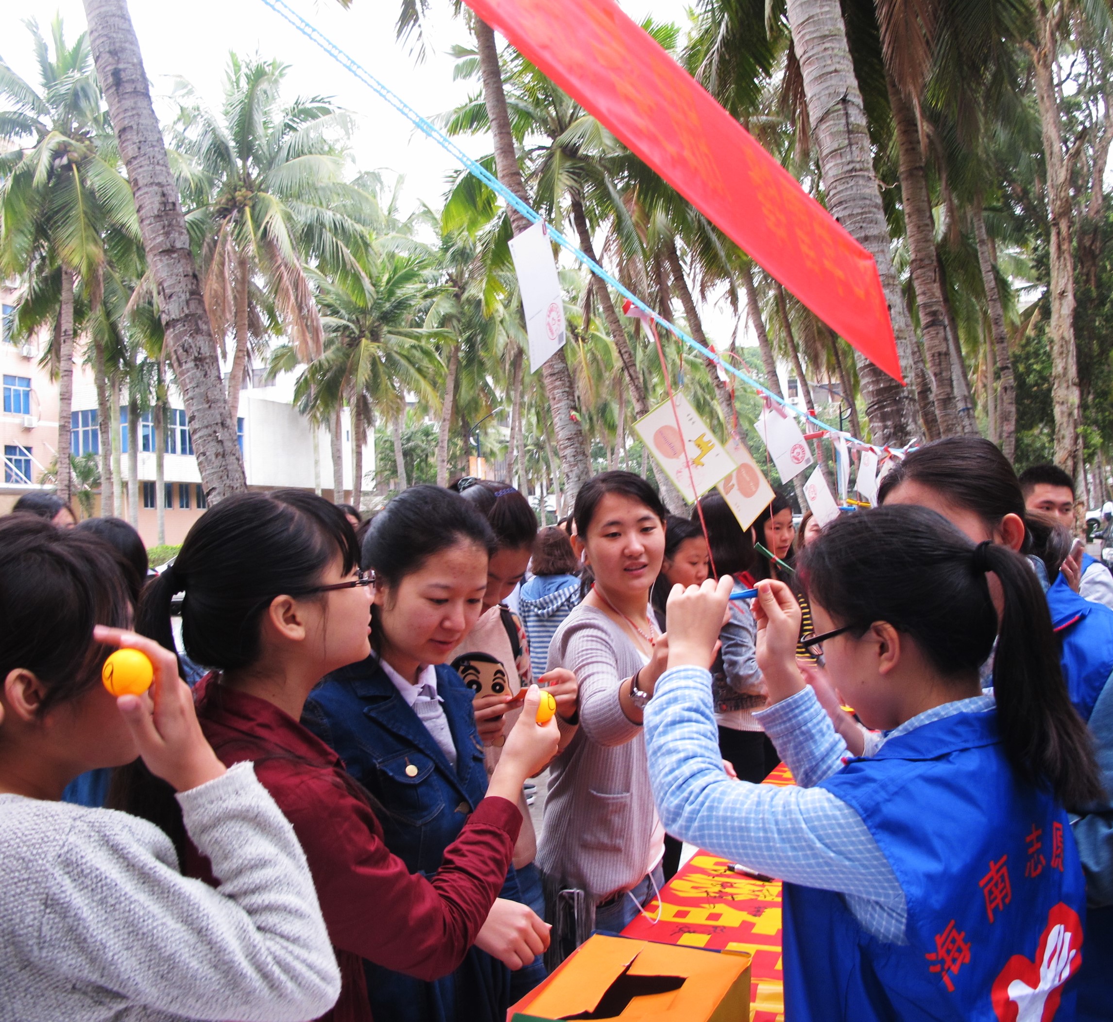 窗口学雷锋，服务暖人心 ――记初等教育学院学习雷锋活动