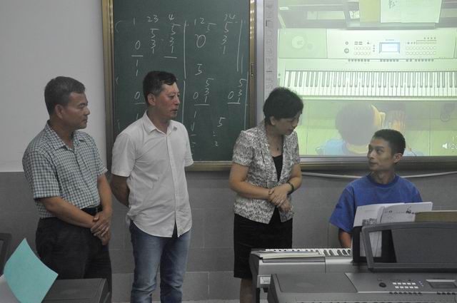 学校党委李红梅书记到初等教育学院看望培训班学员
