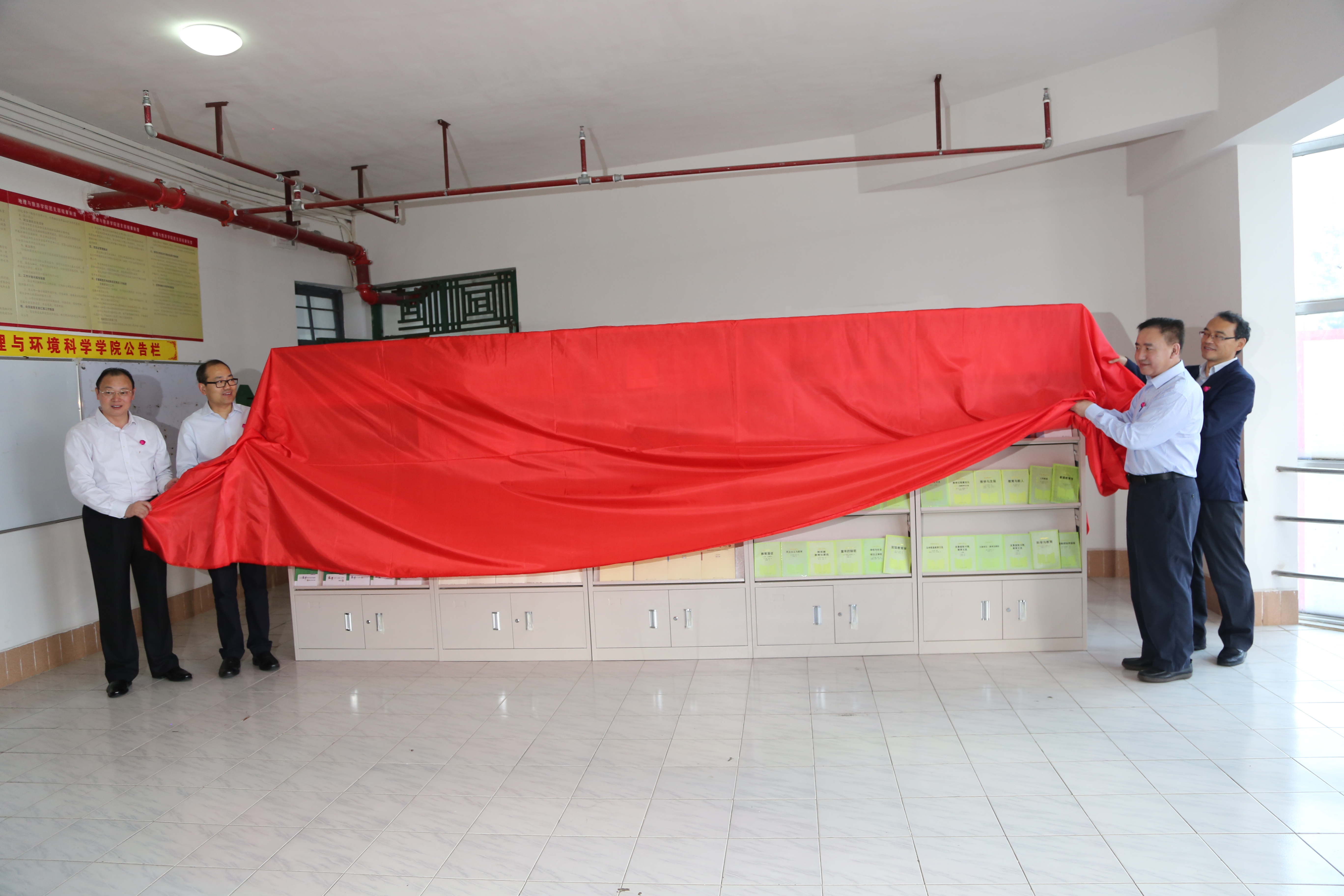 人教社教育图书联盟展示基地落户我校