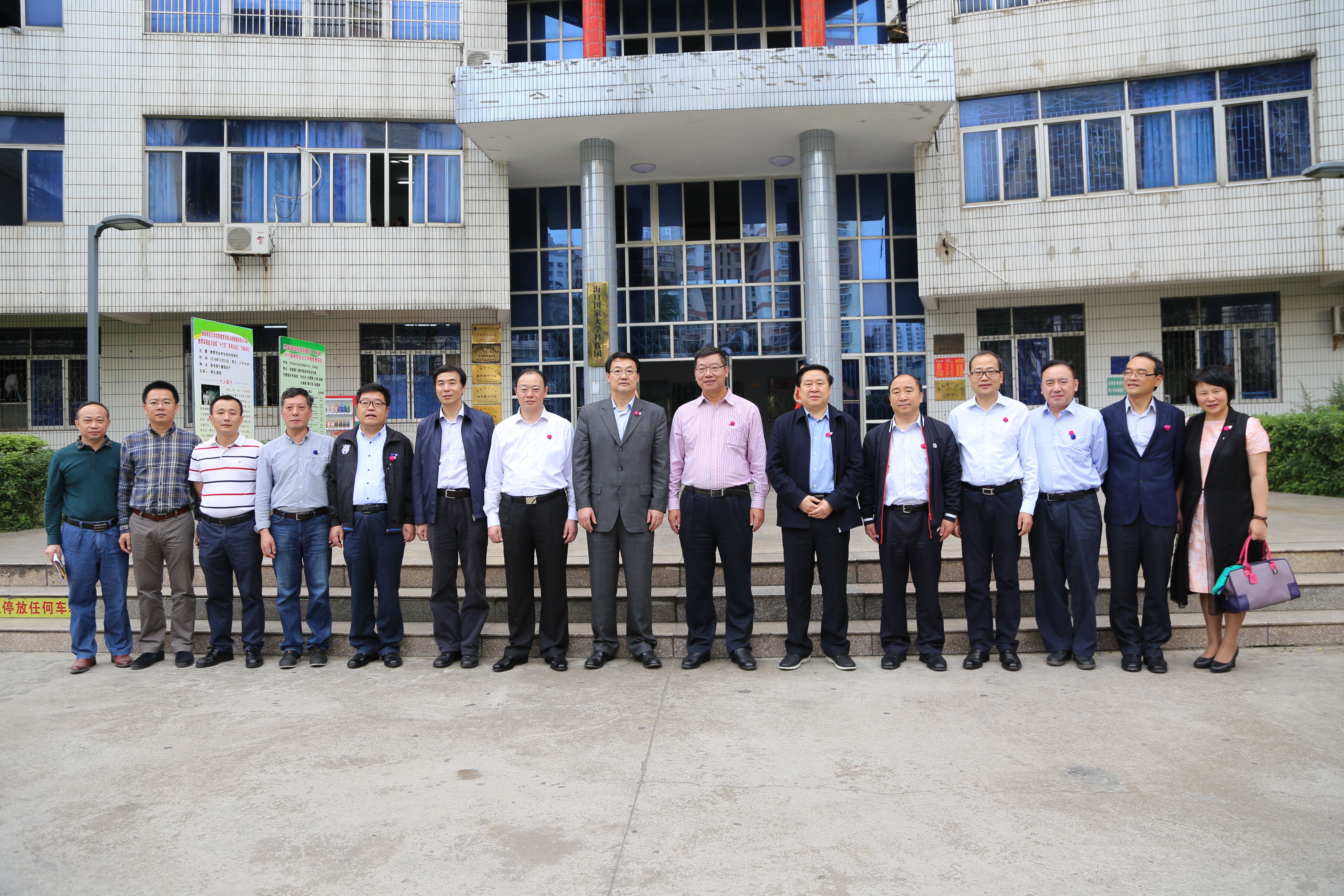 人教社教育图书联盟展示基地落户我校