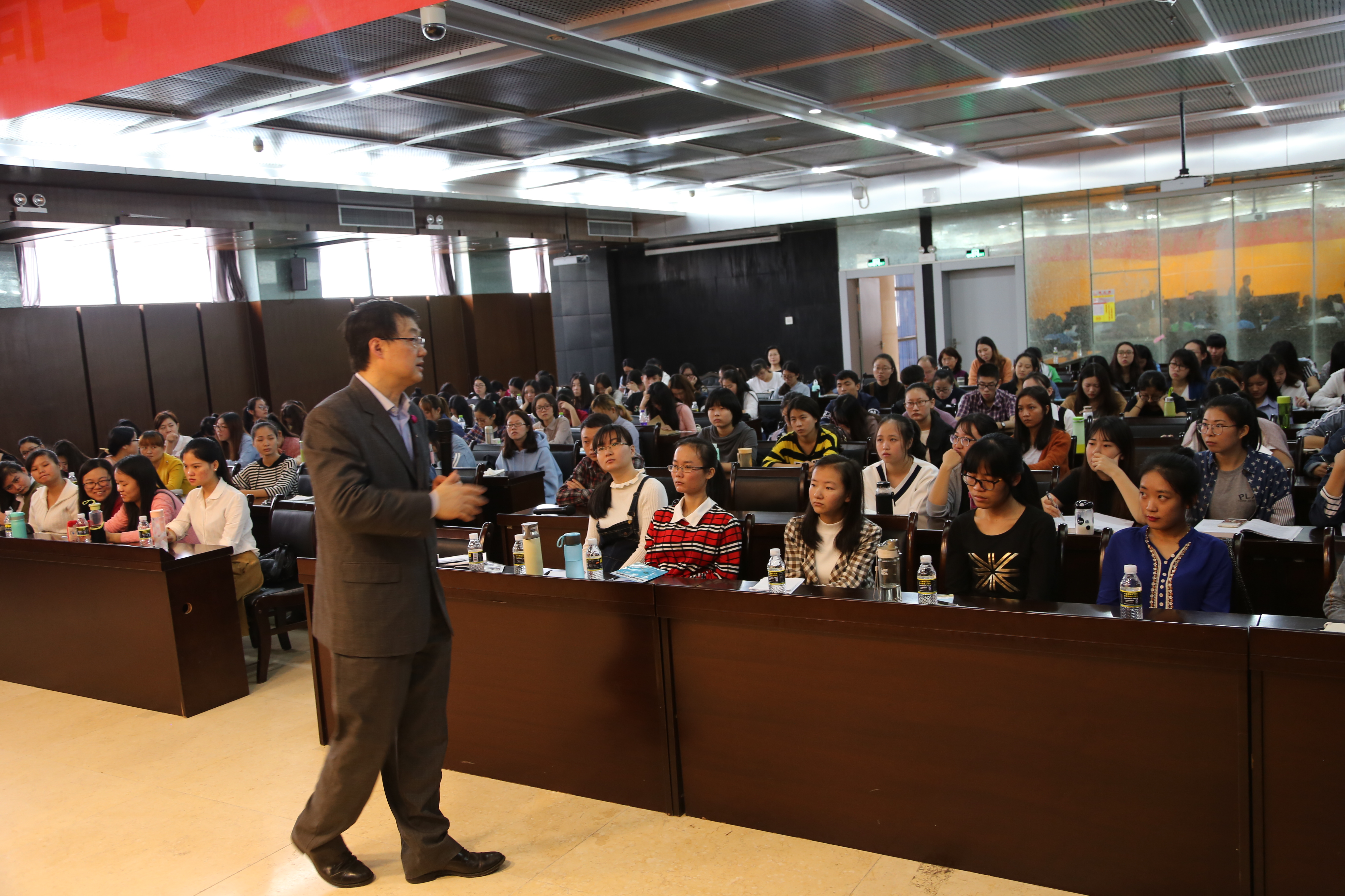 人教社教育图书联盟展示基地落户我校