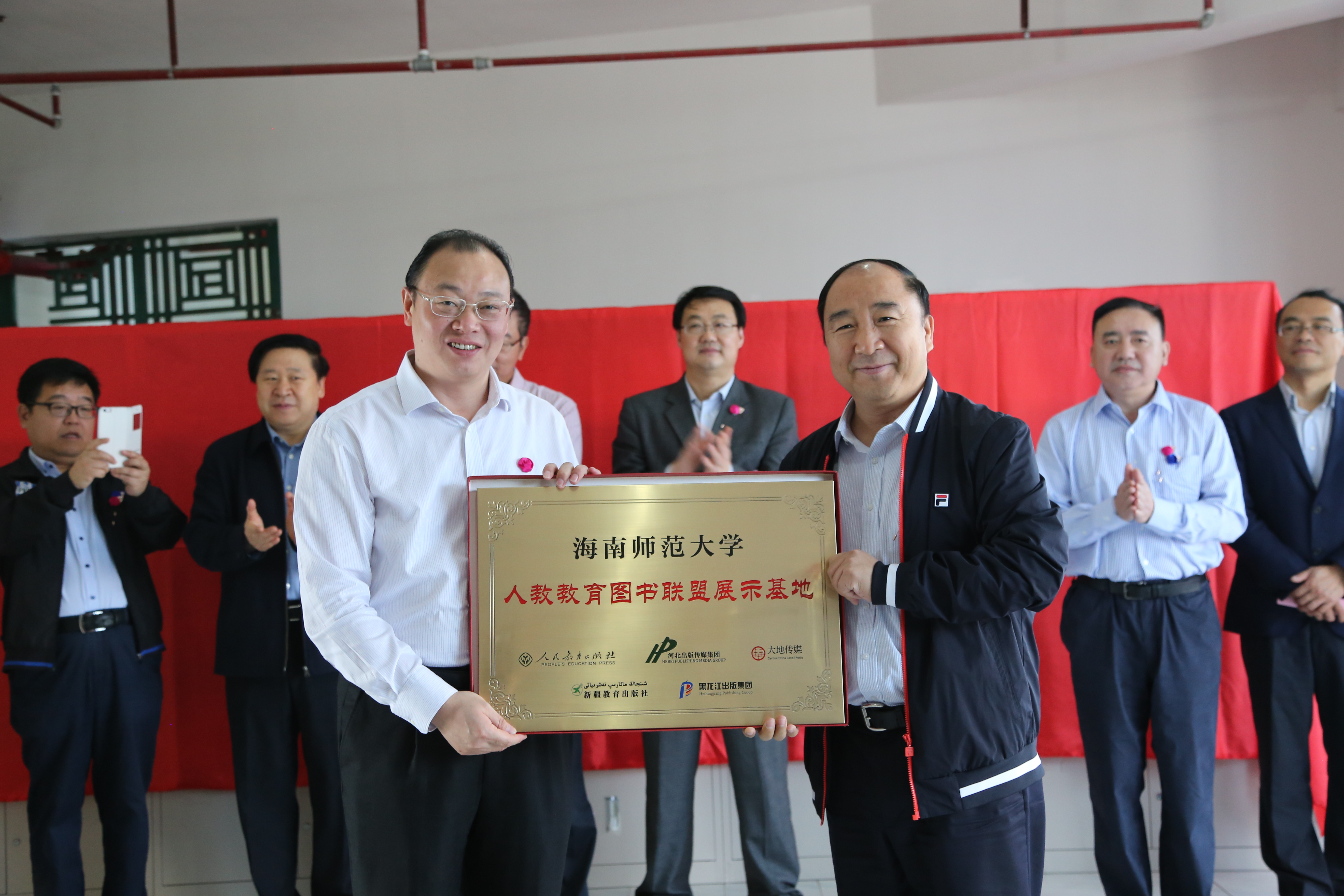 人教社教育图书联盟展示基地落户我校