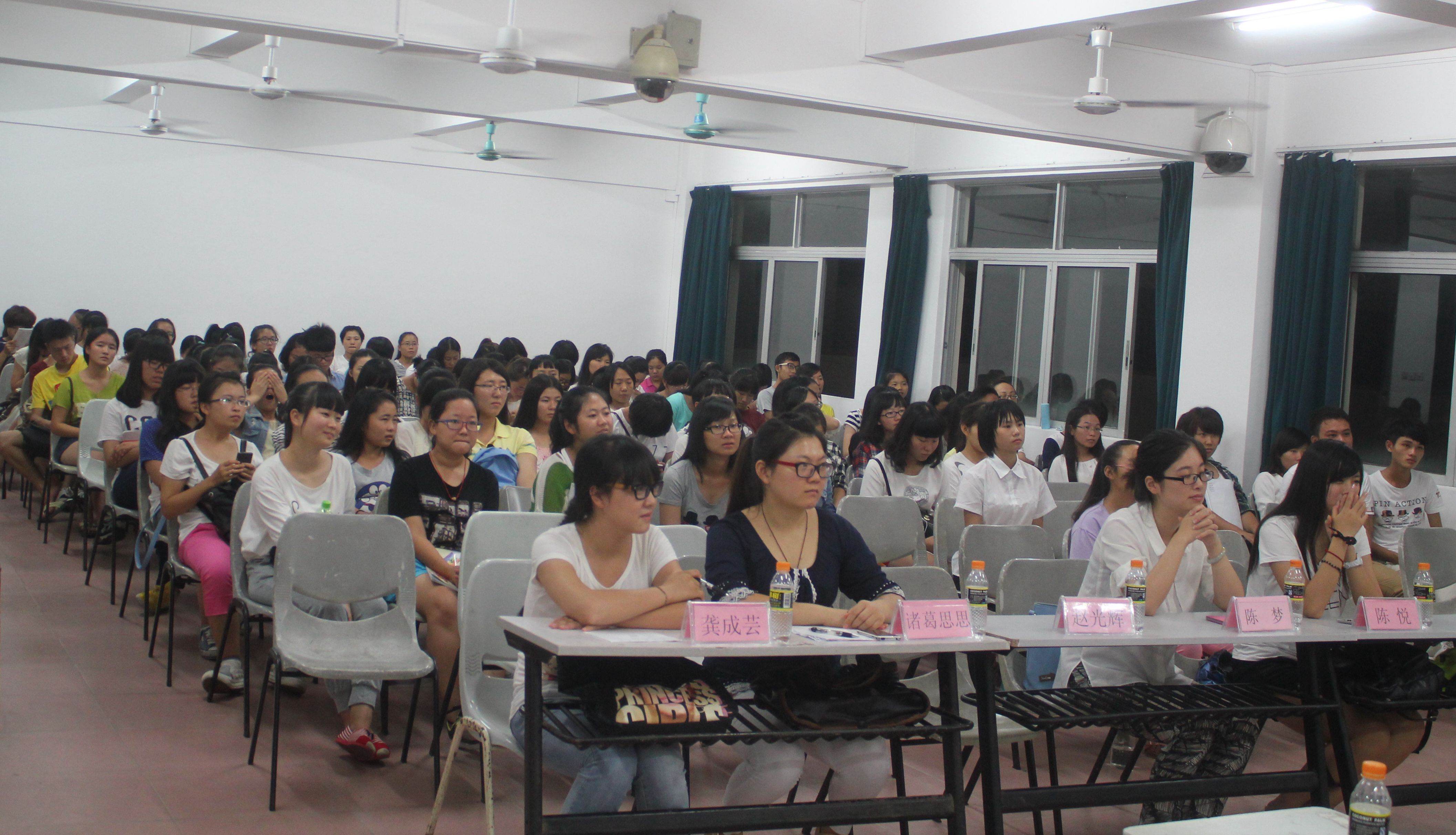 挑战自我 开拓创新 ――记初等教育学院“挑战杯”大学生创业座谈会