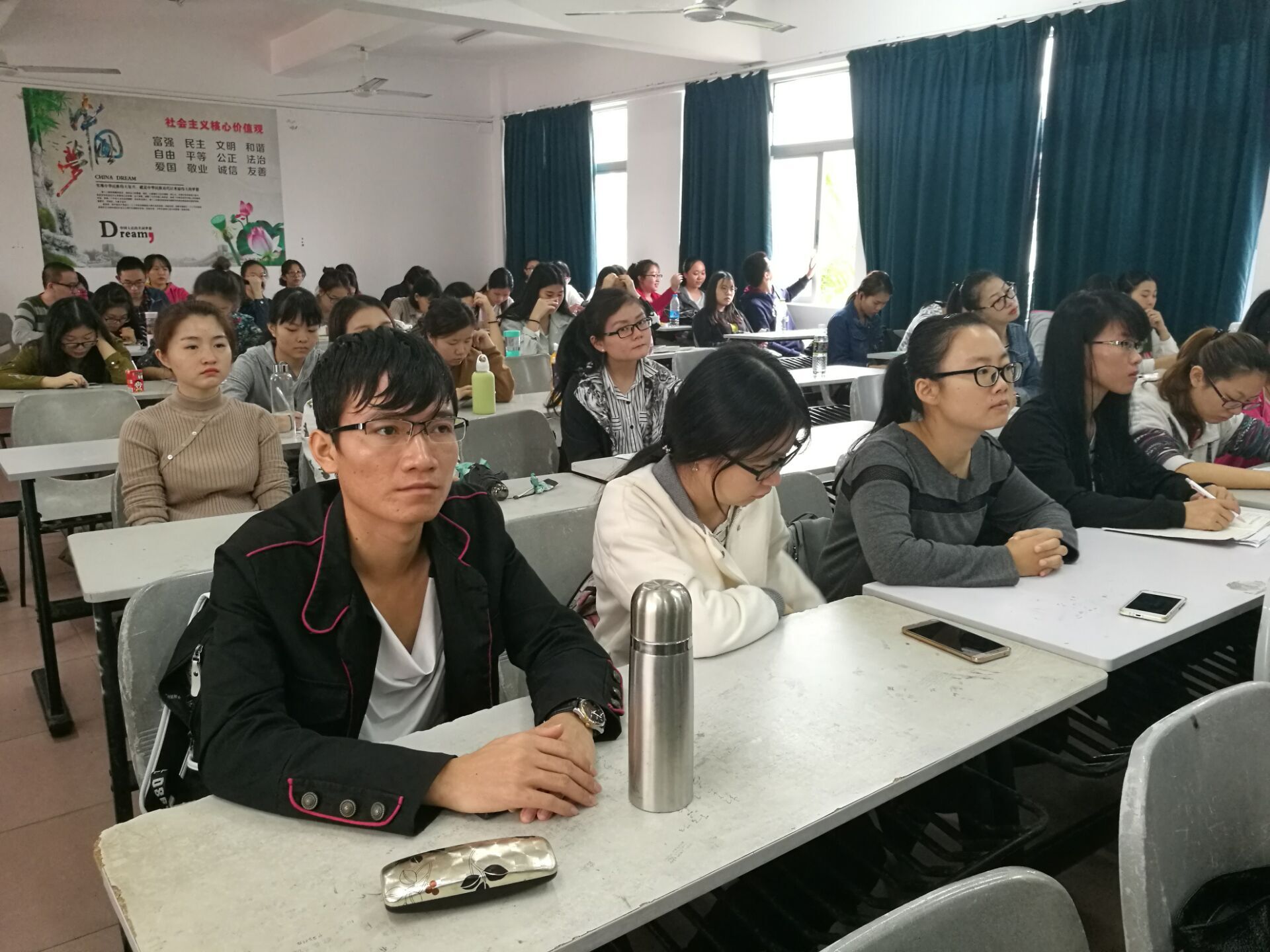 教育与职业――一个不容回避的理论与现实问题――记初等教育学院之“名师讲坛”活动
