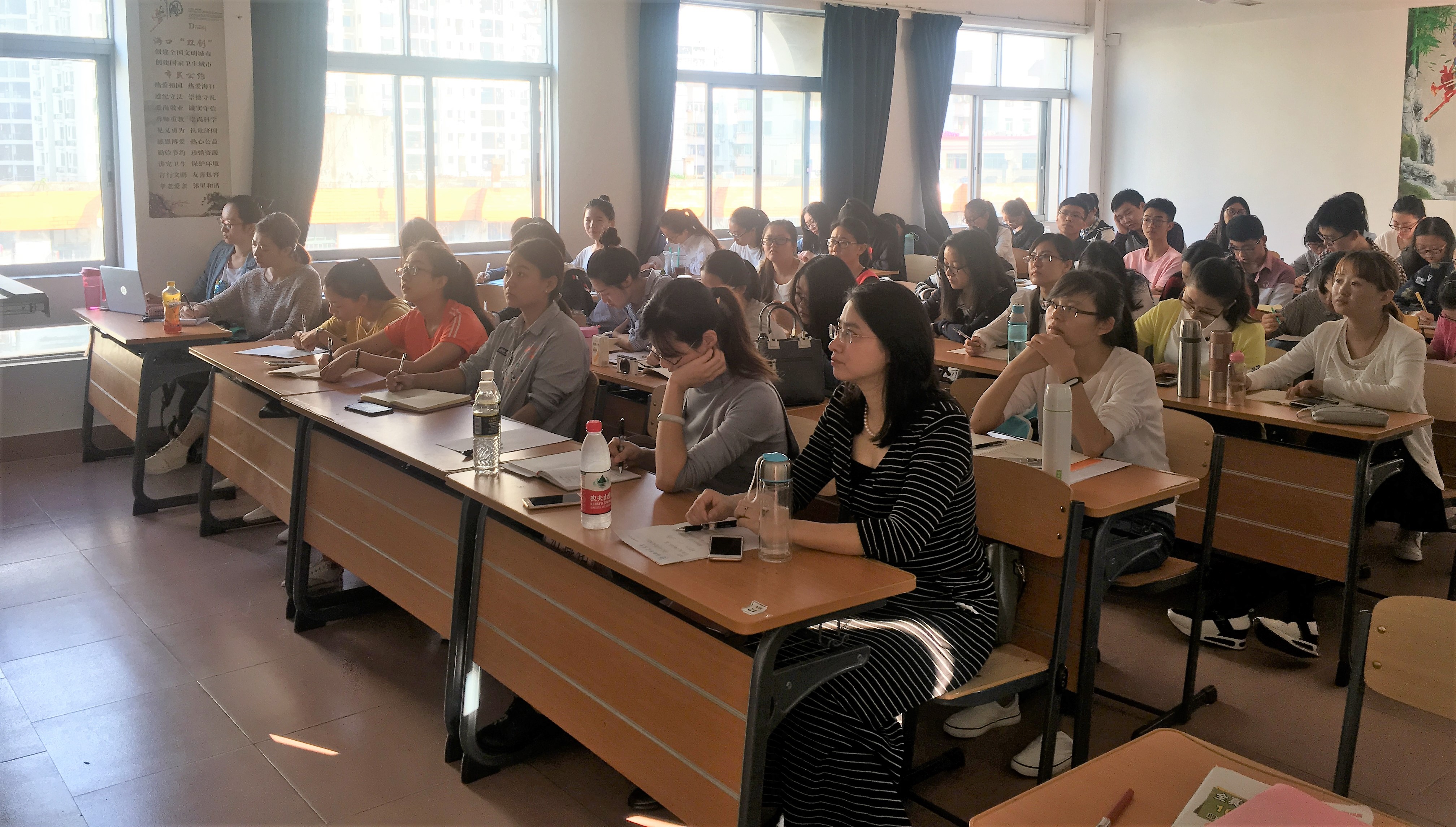 “互联网+”时代课程教学研究热点――记初等教育学院“名师讲坛”活动